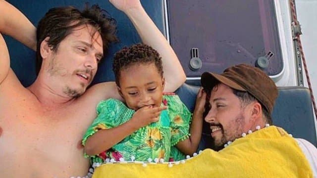 Arlindo Lopes e Gil Filho, com a filha de Leandra Leal (Foto: Reprodução/Instagram) Arlindo Lopes e Gil Filho, com a filha de Leandra Leal (Foto: Reprodução/Instagram)