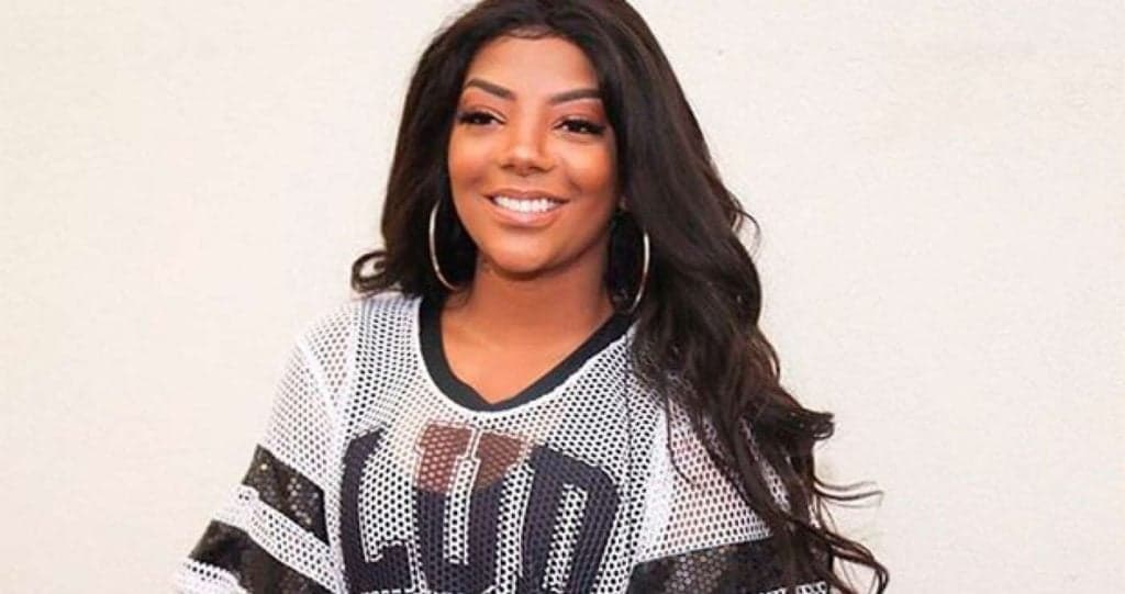 Ludmilla faz ensaio sensual na piscina, escorrega e quase vira "video-cassetada"