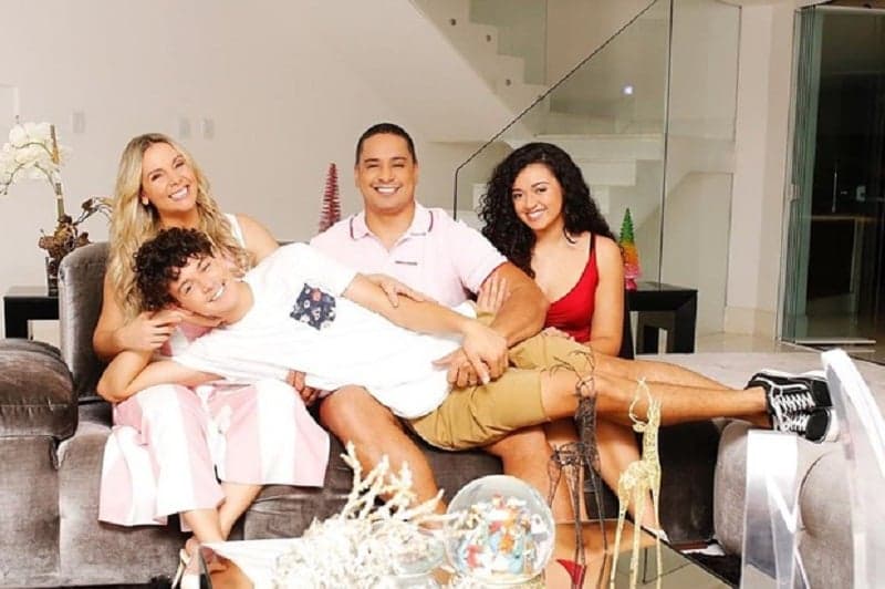 Carla Perez e a família (Foto: Divulgação) Carla Perez e a família (Foto: Divulgação)