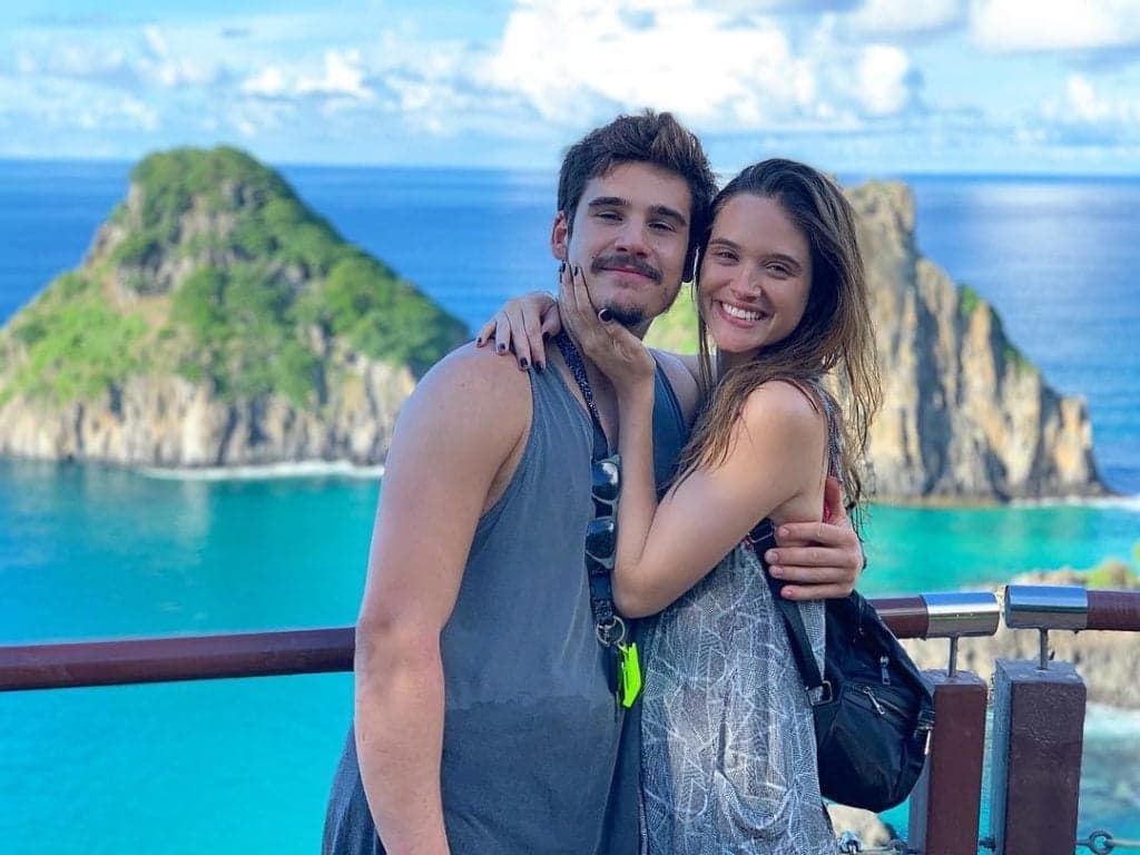 Após término com Juliana Paiva, Nicolas Prattes aparece com olhar de choro em foto