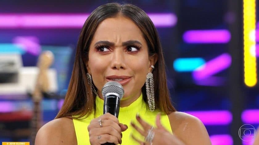 Anitta não esconde suas raízes e defende o funk no palco do Domingão do Faustão