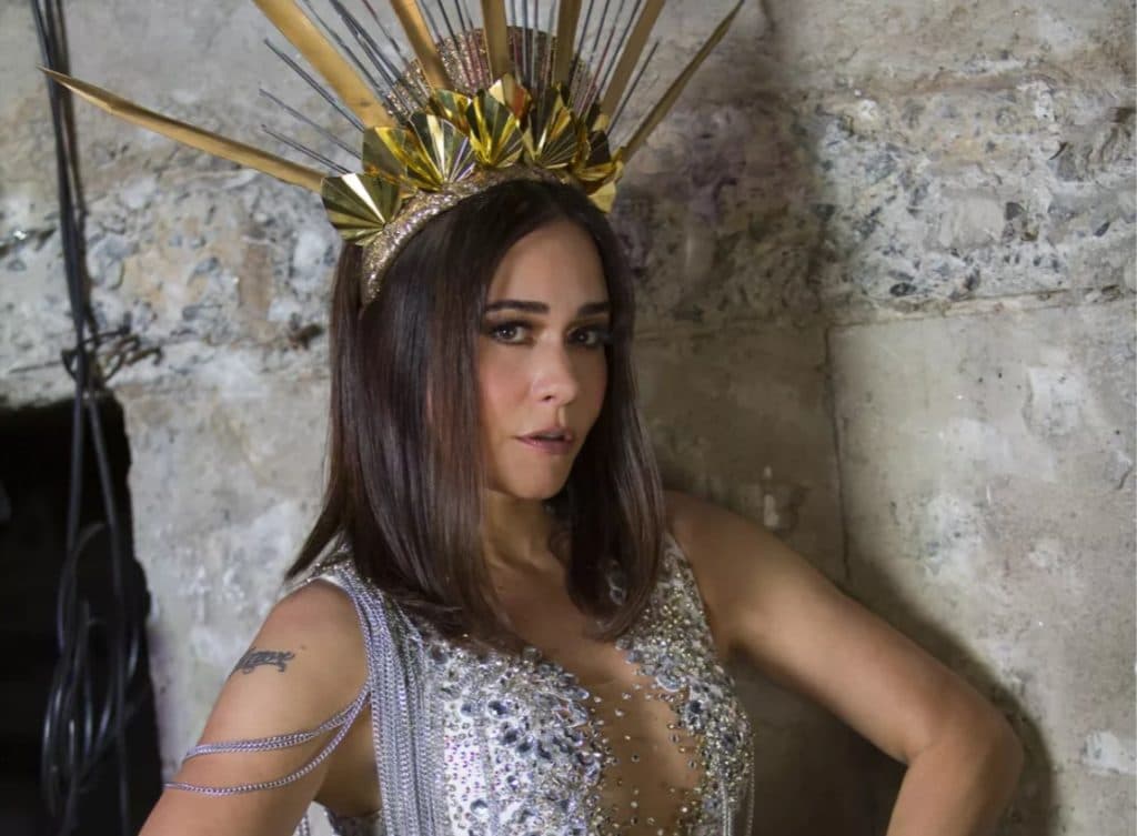 Aos 48 anos, Alessandra Negrini surge com look ousado e ostentando corpão