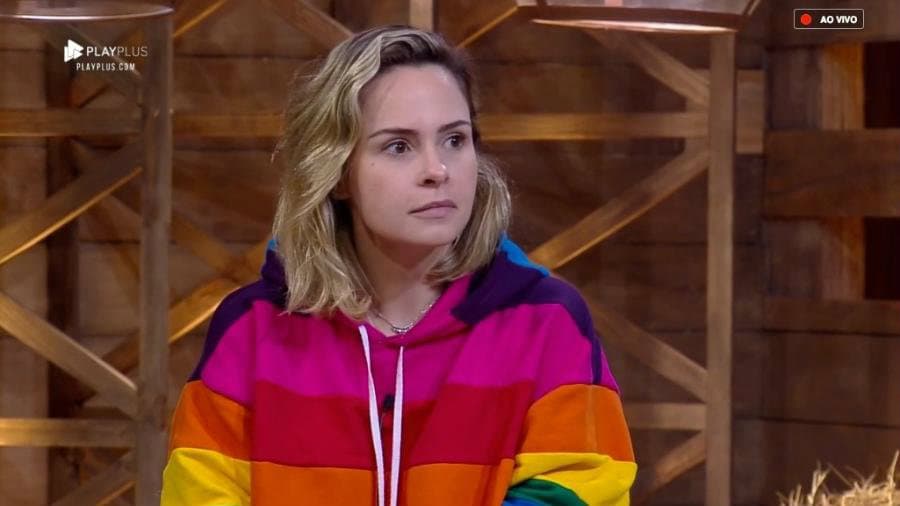 Escorraçada, Ana Paula Renault dispara contra A Fazenda e chama "tosca" e pra "gente esquecida"
