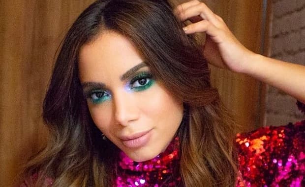 Após sofrer gordofobia, bailarina da Anitta fica sem roupas e publica foto ousada com o marido