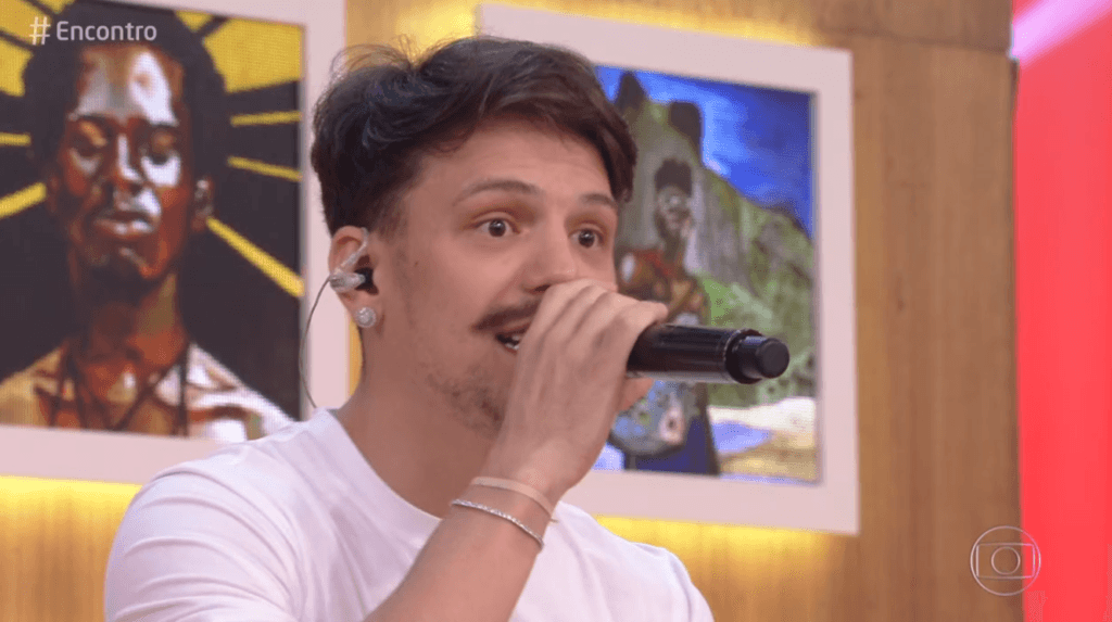 Ex de Letícia Almeida, Saulo Poncio aparece cantando na Globo e vira piada ao vivo: "Muito ruim"