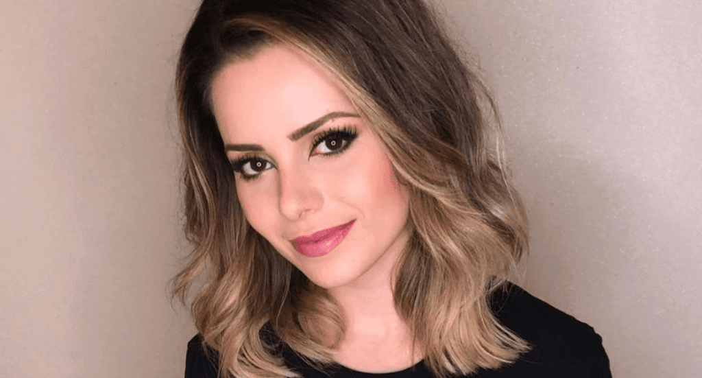 Sandy é obrigada a se maquiar no meio do aeroporto e chama atenção: "Puro glamour, só que não "
