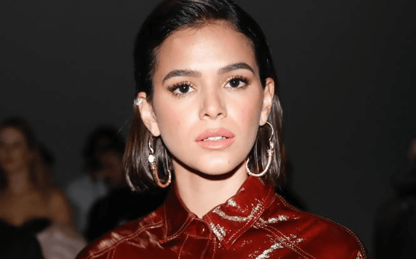 Descolada e ousada, Bruna Marquezine posa de blusa transparente e internautas comentam