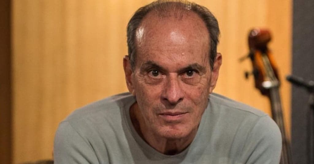 Ney Matogrosso surge completamente nu, choca os fãs e detalhe chama atenção