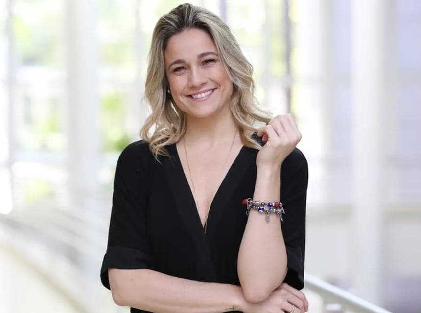 Após migrar para o entretenimento, Fernanda Gentil muda radicalmente o visual e surge morena