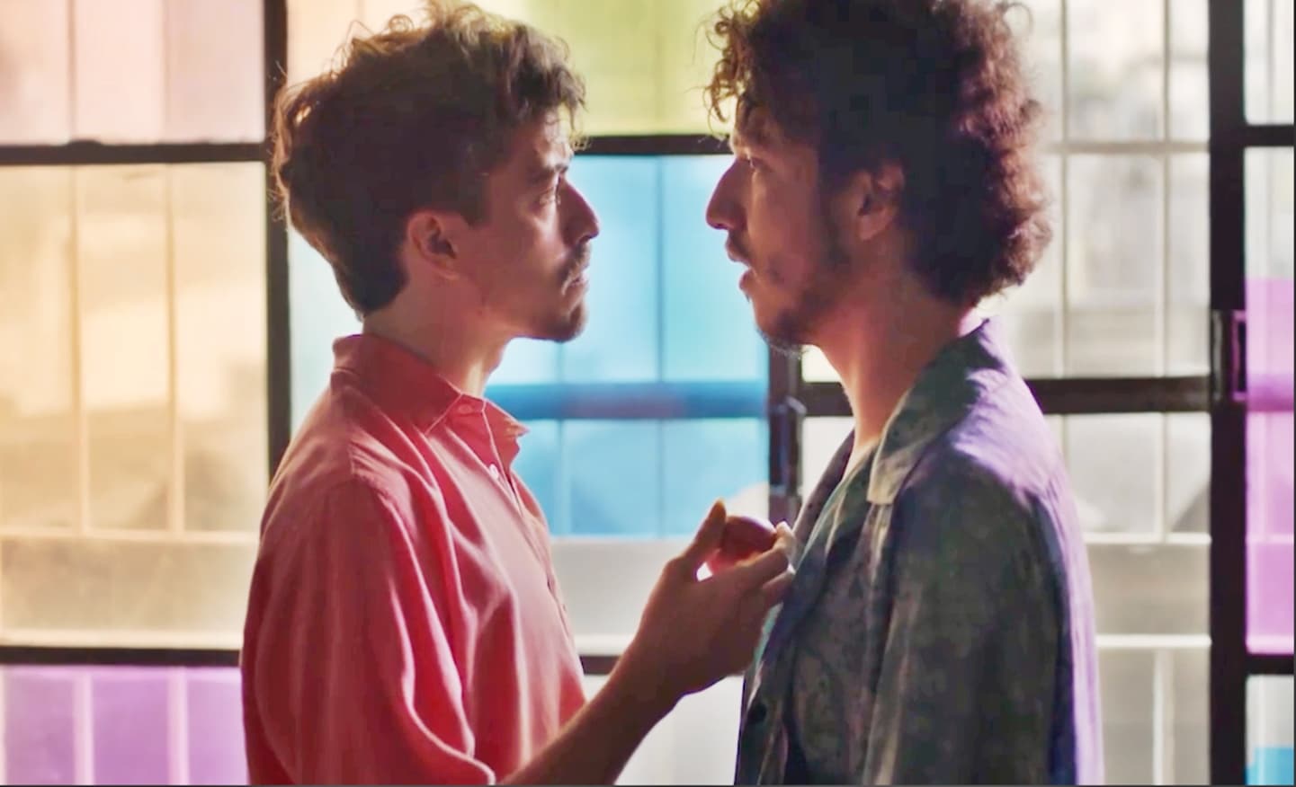 Jesuíta Barbosa atua com João Vitor Silva em Feras (Foto: Reprodução/MTV)