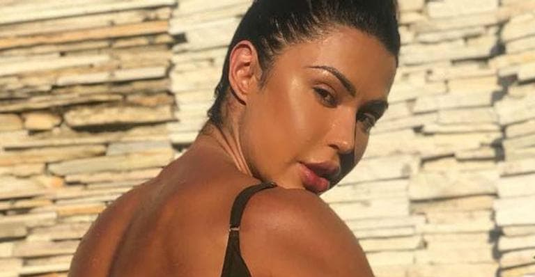 Gracyanne Barbosa desce de trio, dança no meio de foliões e leva todos à loucura com fantasia ousada