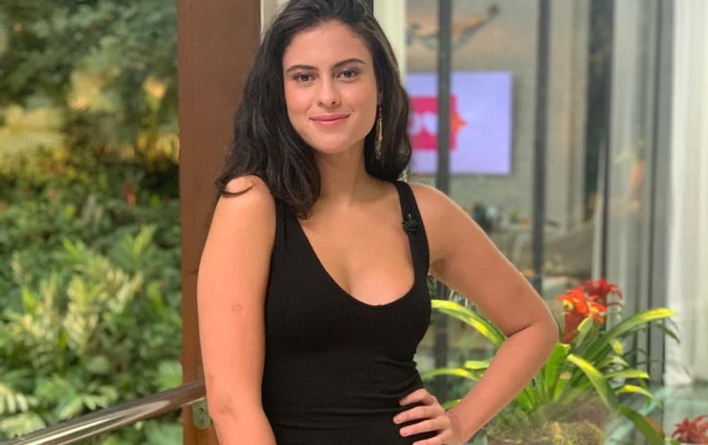 Esperando Alan, ex-BBB Hana surpreende e curte o Carnaval completamente sem roupa