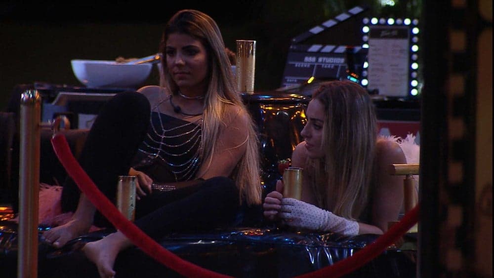 BBB19: Hariany desabafa com Paula, cai no choro e revela não estar se sentindo bem