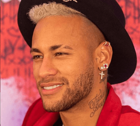 Segundo jornalista, Neymar ficou com duas mulheres em seu aniversário; assessoria nega