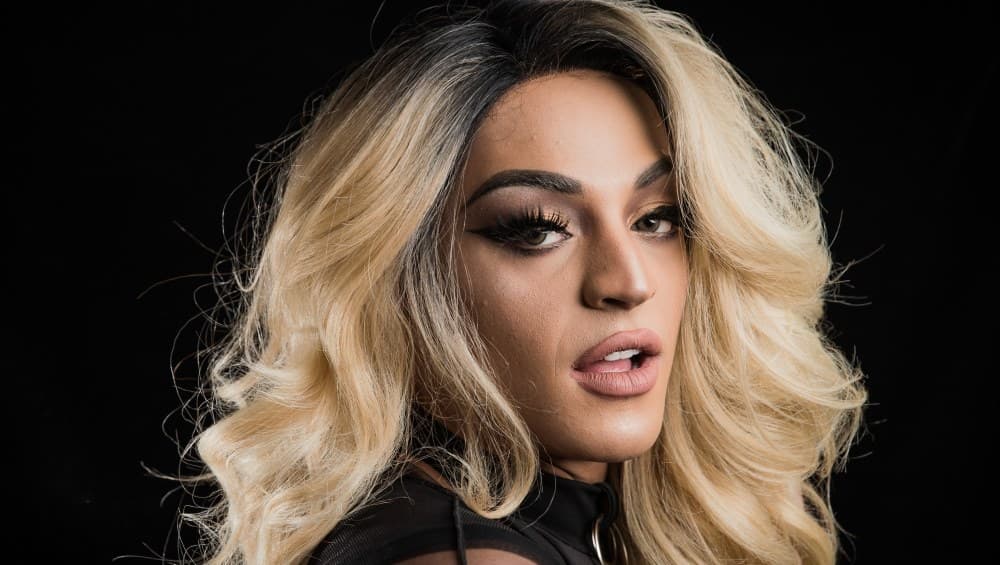 Solteira, Pabllo Vittar não resiste e tasca beijo em desconhecido em meio a show no Rio