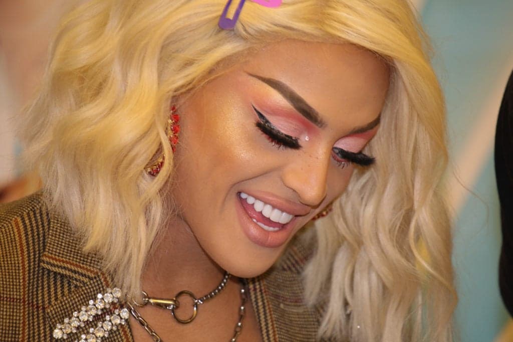 Pabllo Vittar aparece almoçando com um traje incomum e rouba a cena