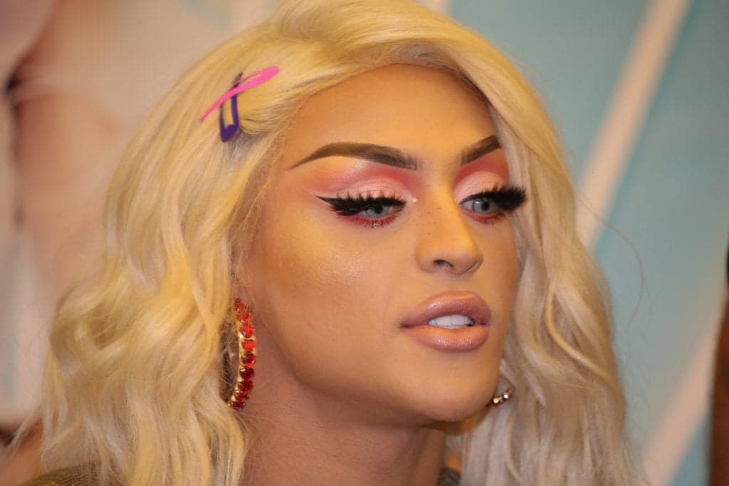 Apontado como namorado de Pabllo Vittar, modelo sai do anonimato e expõe o romance