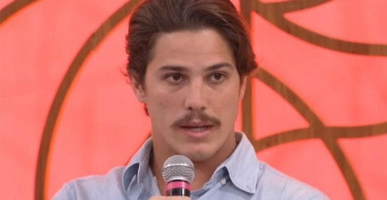 Romulo Arantes Neto teve sexo tórrido com transex em série (Foto: Reprodução/ TV) Romulo Arantes Neto teve sexo tórrido com transex em série (Foto: Reprodução/ TV)