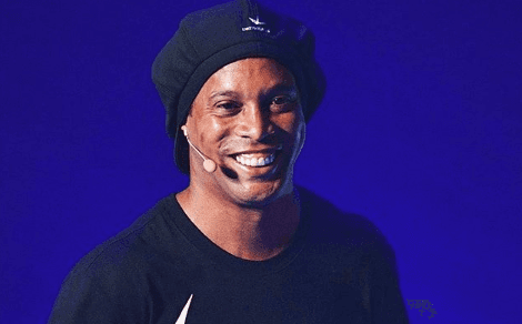 Solteiro? Ronaldinho Gaúcho chega sozinho em festa e revela planos para o carnaval