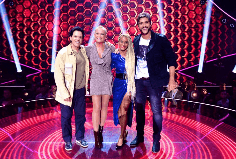 The Four Brasil: Estreia do reality é marcada por problemas na voz de Xuxa e jurada empolgada