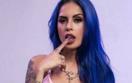 Tati Zaqui exibe corpão definido, sensualiza em lingerie luxuosa e é elogiada
