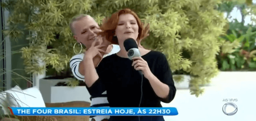 Ao vivo na Record, Xuxa vira assistente de repórter e ela dispara: "Tá bom, querida"