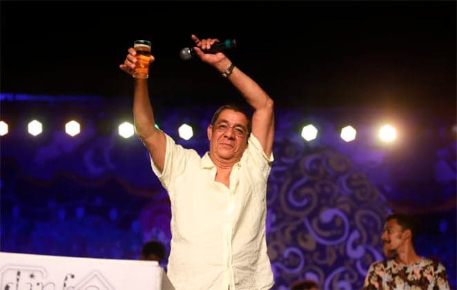 Zeca Pagodinho tem atitude bizarra em velório de Beth Carvalho, divide opiniões e vídeo é divulgado