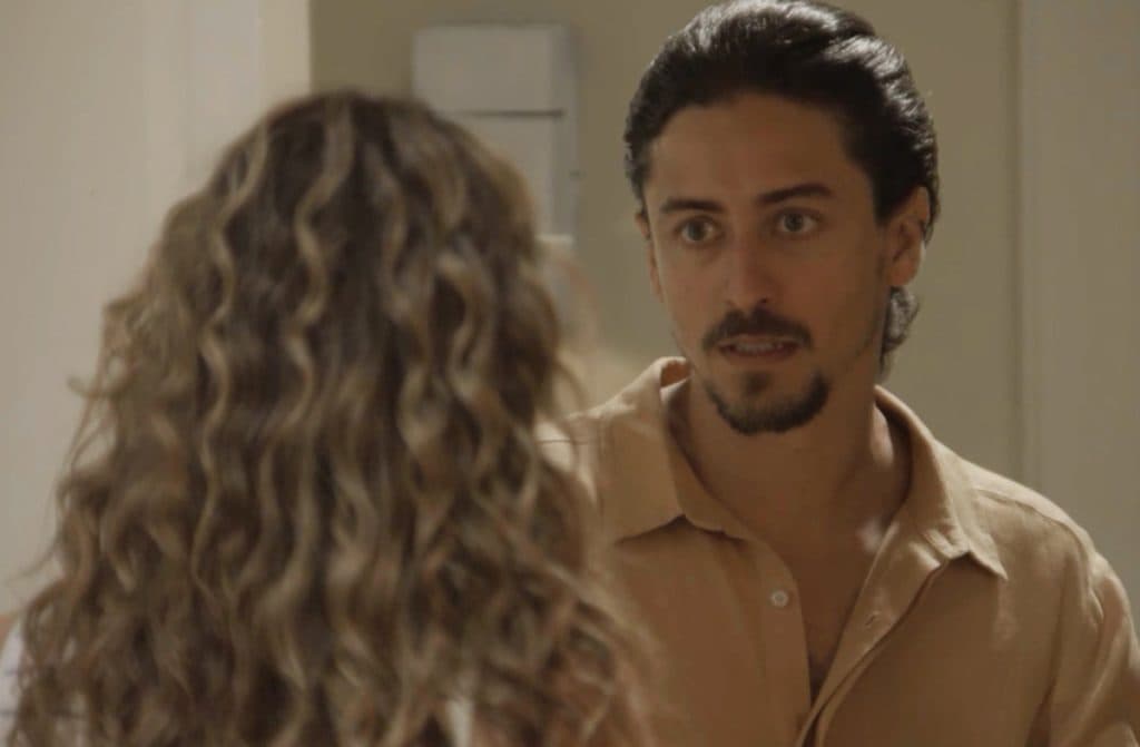 Verão 90: João flagra beijo de Manu e seu irmão vilão e fica arrasado