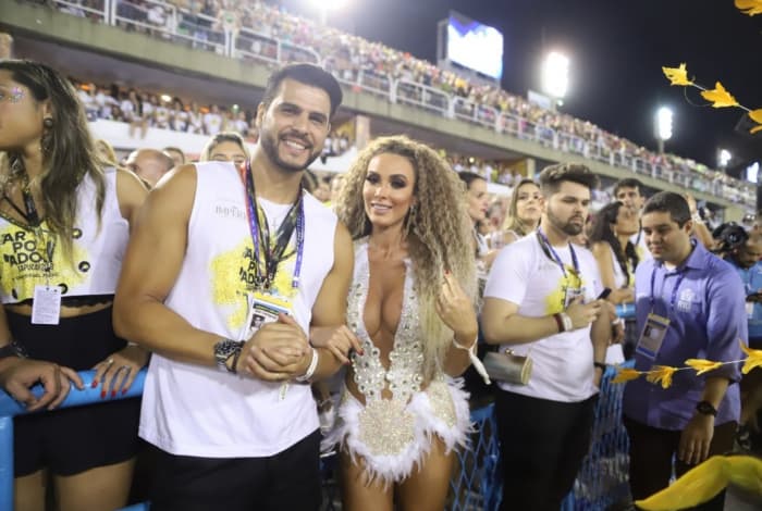 Nicole Bahls e Marcelo Bimbi enfrentam crise no casamento e protagonizaram briga feia na Sapucaí