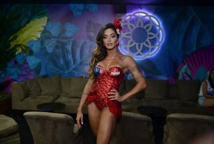 Aline Riscado no Camarote Itaipava em Salvador (Foto: Agnews)