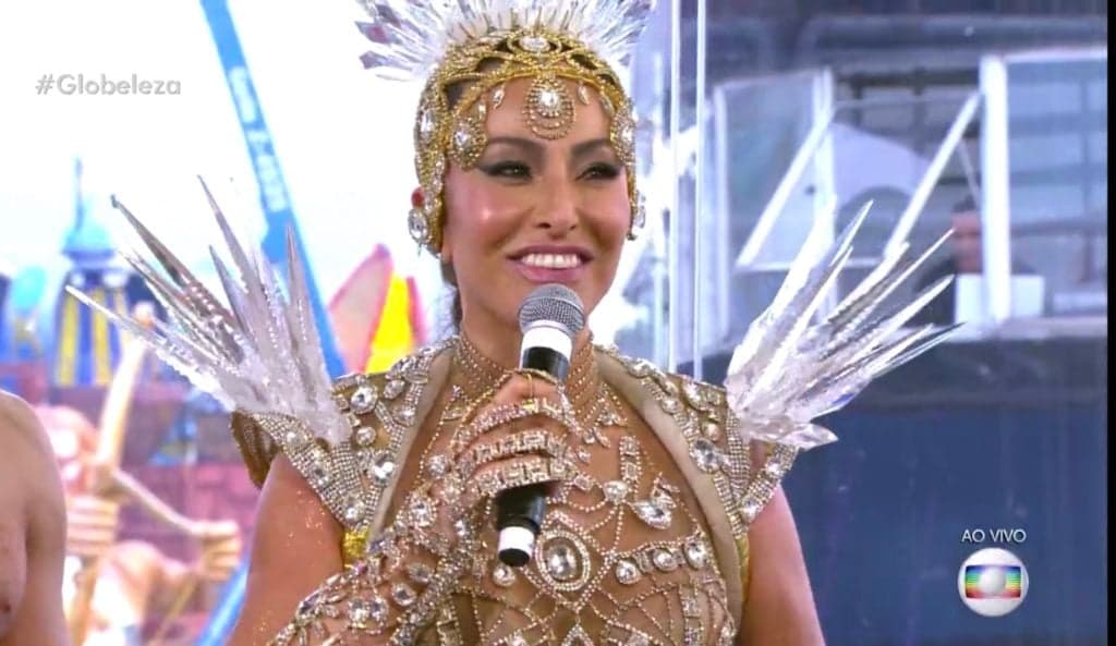 Filha de Sabrina é atração no carnaval e chama atenção de internautas