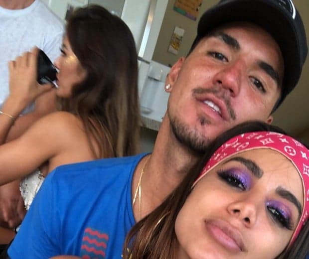Anitta e Gabriel Medina vão jantar juntos, foto é revelada e encontro vem à tona