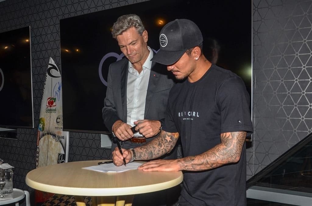 Gabriel Medina assina contrato com marca Audi em São Paulo (Foto: Eduardo Martins / AgNews) Gabriel Medina assina contrato com marca Audi em São Paulo (Foto: Eduardo Martins / AgNews)
