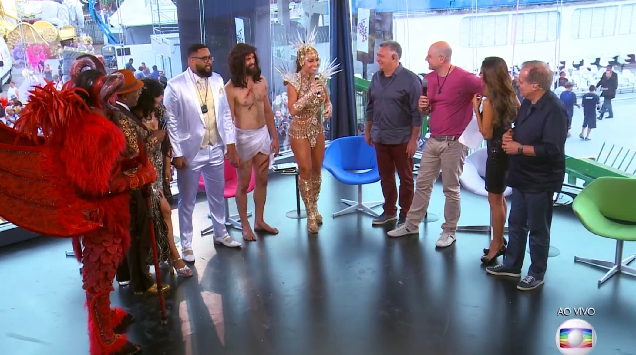 Sabrina Sato esteve presente no estúdio da Globo depois de desfilar pela Gaviões da Fiel (Foto: Reprodução)