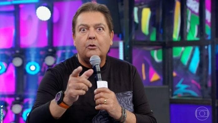 Faustão comete gafe ao vivo ao constranger atriz e usa item de valor estrondoso que deixou público da Globo boquiaberto