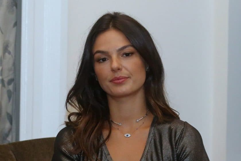 Atriz da Globo, Isis Valverde publica foto, chama atenção pelo corpo e público detona: "Esquelética"