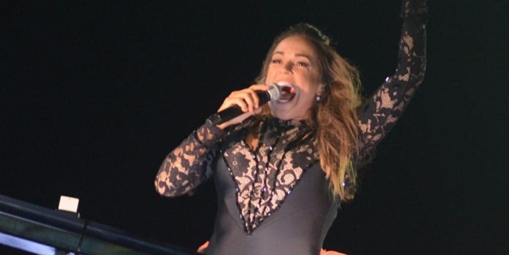 Daniela Mercury cai em cima do trio elétrico na Bahia e preocupa os fãs; confira o vídeo