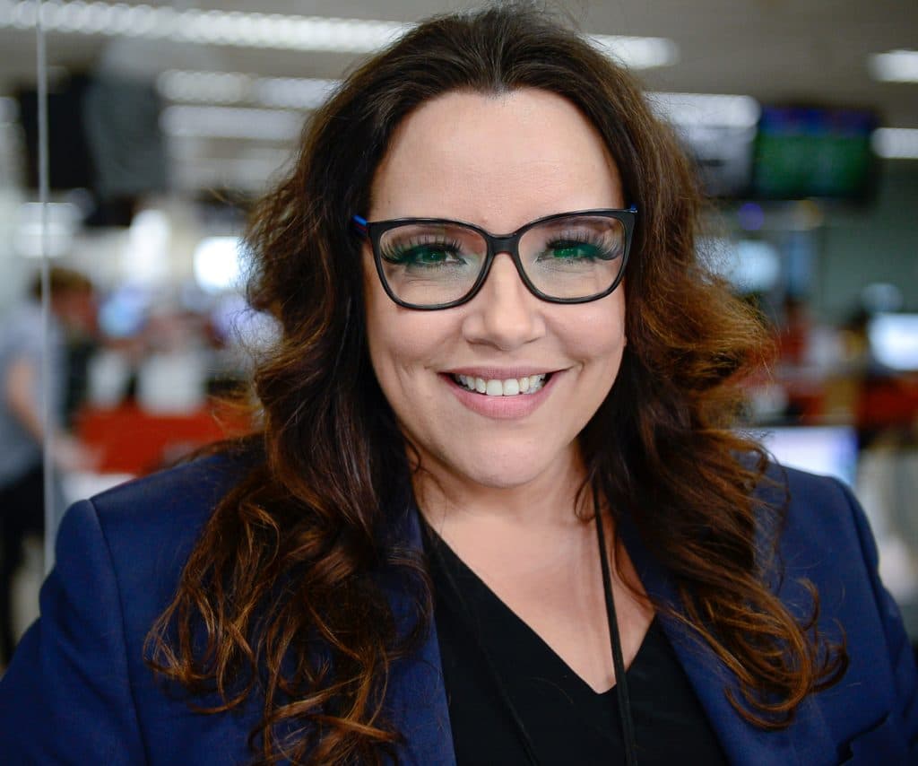 Ana Carolina ganha calcinha de fã, vai parar na Globo e é vista chorando ao lado de Faustão