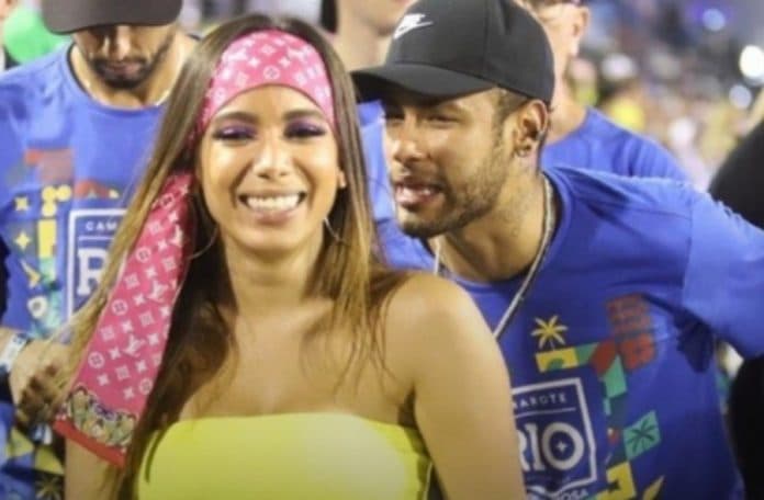 Após dizer que Neymar não foi o único, Anitta surge na cama com modelo e clique causa choque