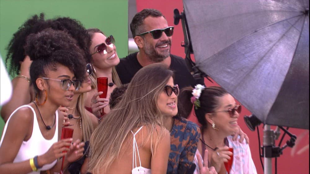 BBB 19: Ator da Globo visita programa e agita comentários entre os brothers: "estão de parabéns"