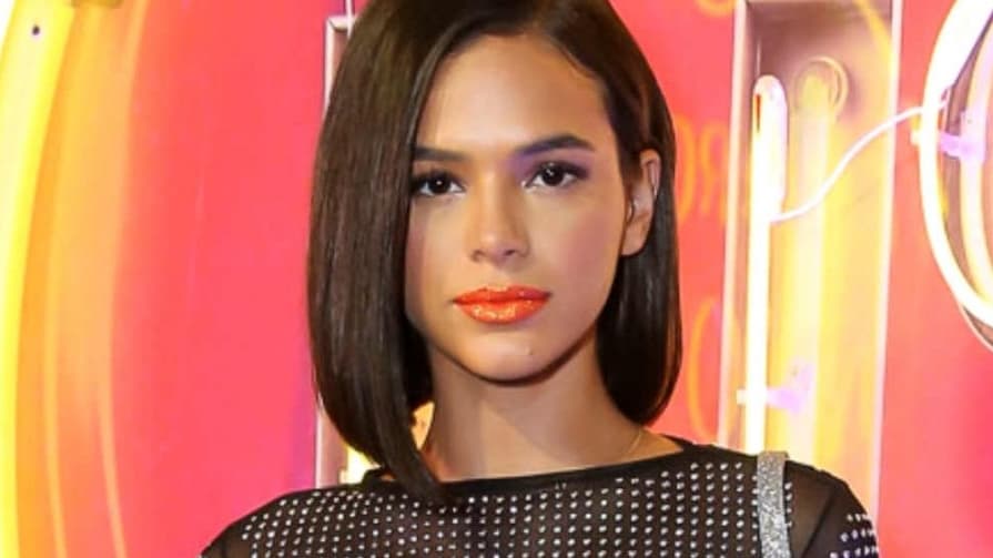 Bruna Marquezine rebate críticas após viagem à África: "Vai fazer alguma coisa útil"