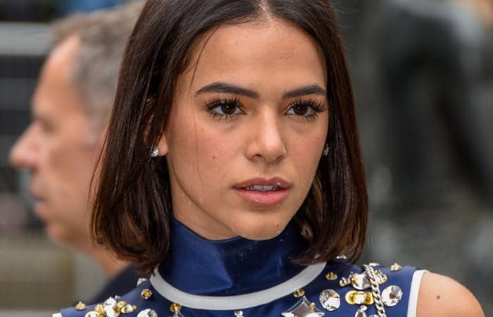 Bruna Marquezine curte show evangélico, look escolhido gera polêmica e atriz comove com atitude impressionante