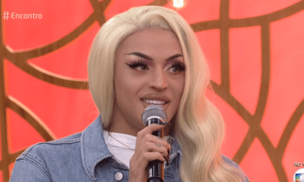 Com rixa pesada e troca de farpas, Pabllo Vittar faz parceria com cantora "rival" de Anitta