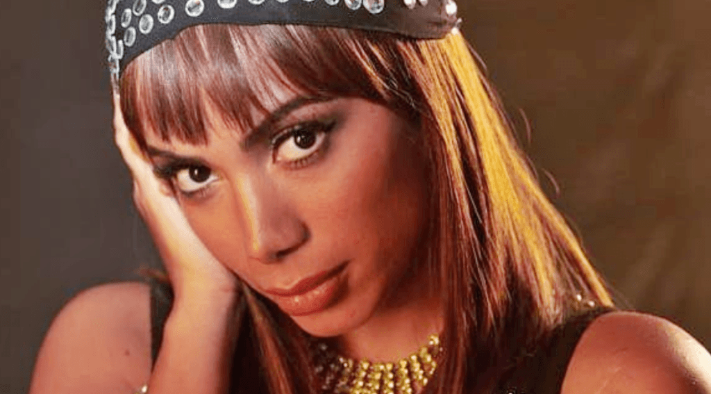 Anitta muda o rosto radicalmente e fica a cara da boneca Momo; confira a foto