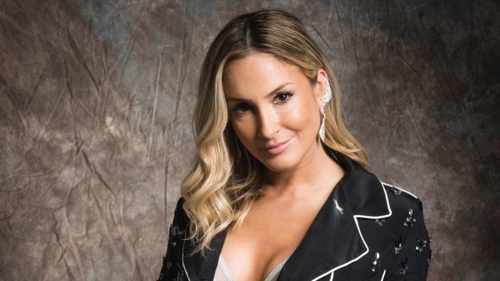 Claudia Leitte publica foto grávida e detalhe na barriga choca todo mundo