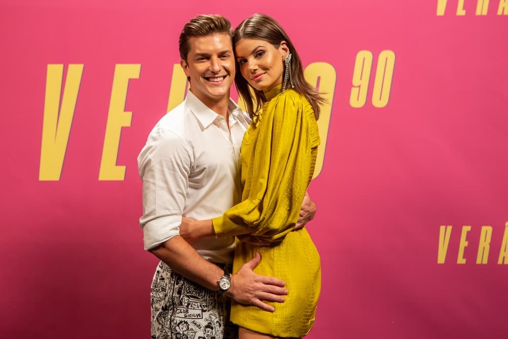 Klebber Toledo promete tirar o atraso com Camila Queiroz: 'Vou sumir com ela por pelo menos 20 dias'