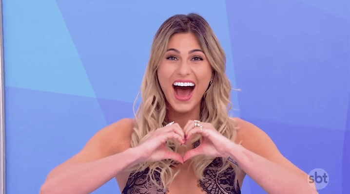 Lívia Andrade ostenta boa forma com biquíni fio dental e público reage