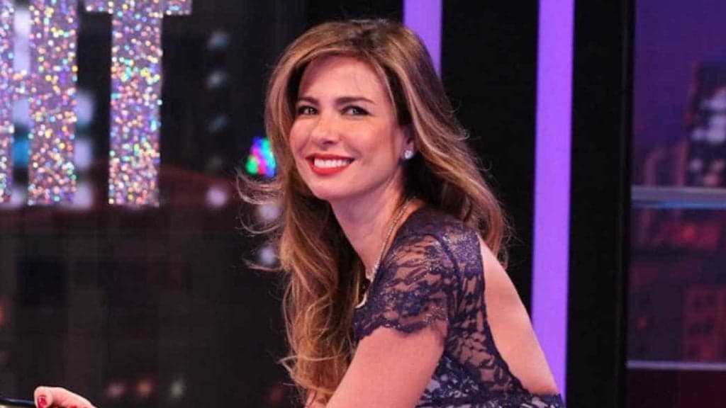 Luciana Gimenez abusa da fenda, mostra demais e deixa escapar detalhe íntimo