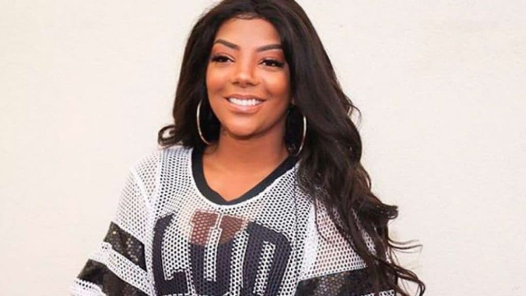 Ludmilla surge só de calcinha, ostenta boa forma e avisa: "Tô locona"