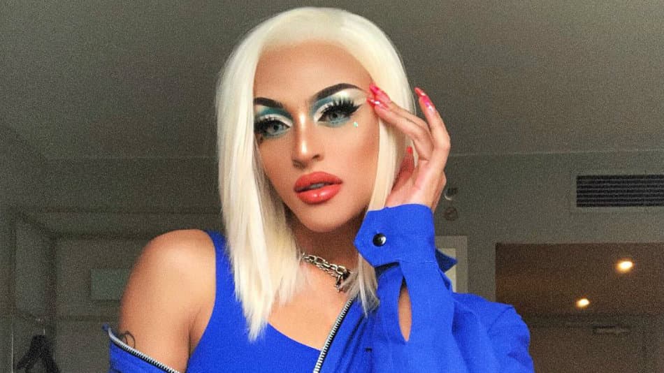 Pabllo Vittar é flagrada com os peitos de fora beijando rapaz misterioso e registro deixa todo mundo surpreso: "Pegando fogo"